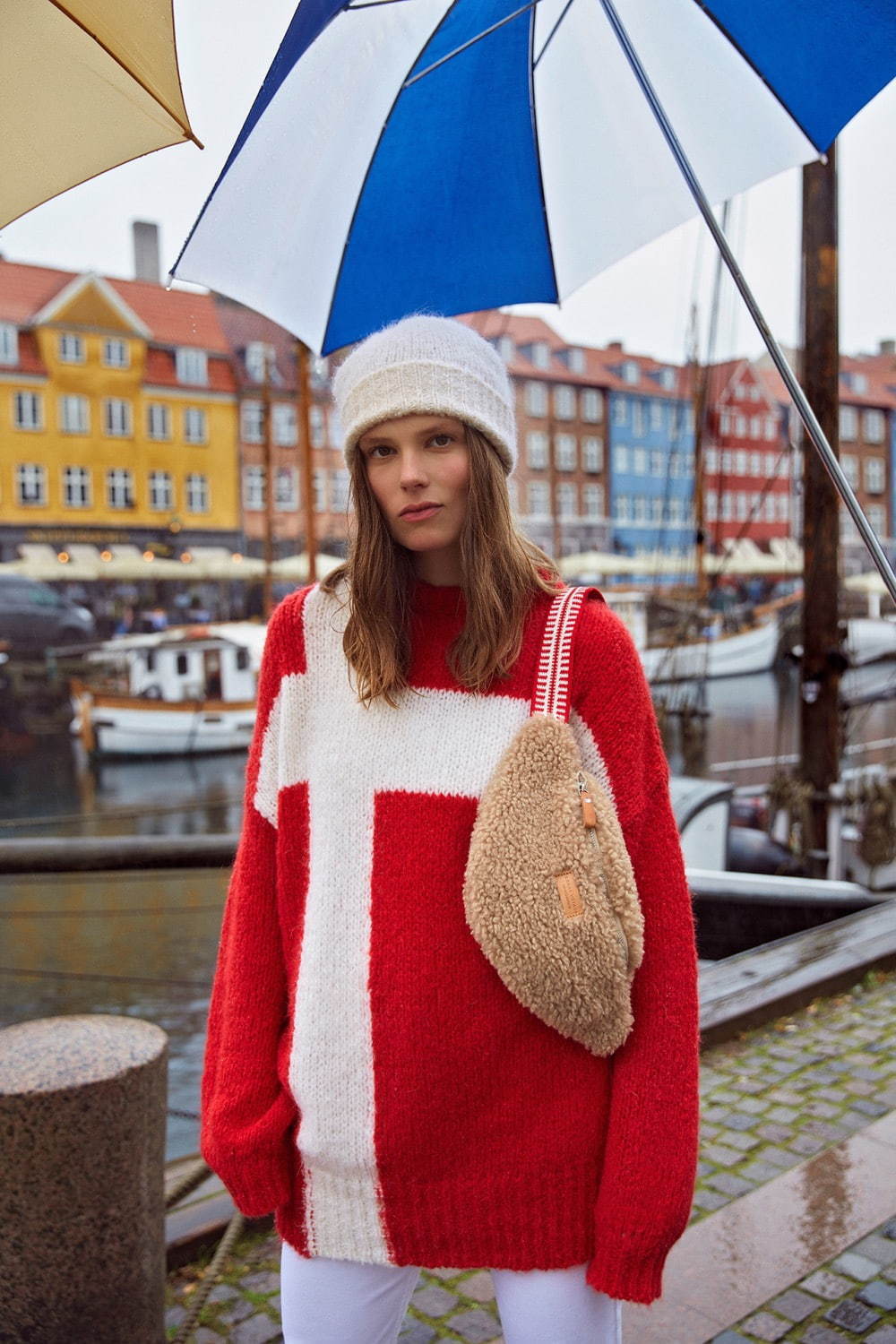 ヴァネッサブリューノの“デンマーク国旗”セーター＆シックなドット柄ワンピース｜写真2