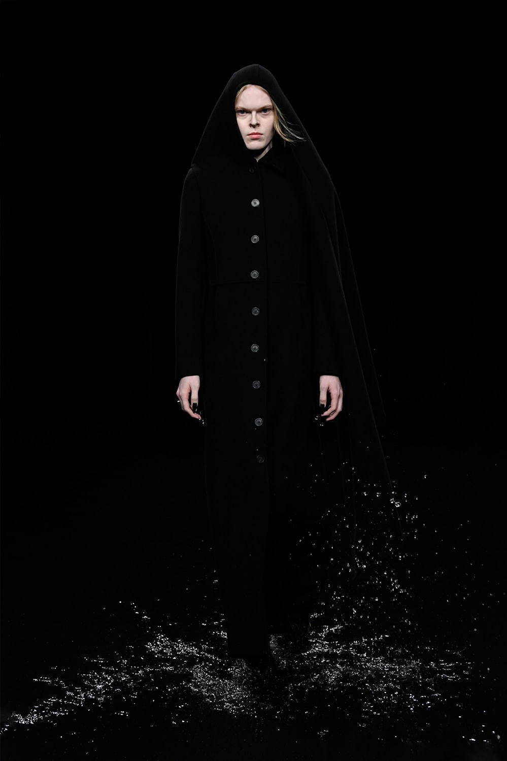 バレンシアガ 20年ウィンターコレクション - 漆黒の世界で、ドレスコードの意味を見つめなおす｜写真3