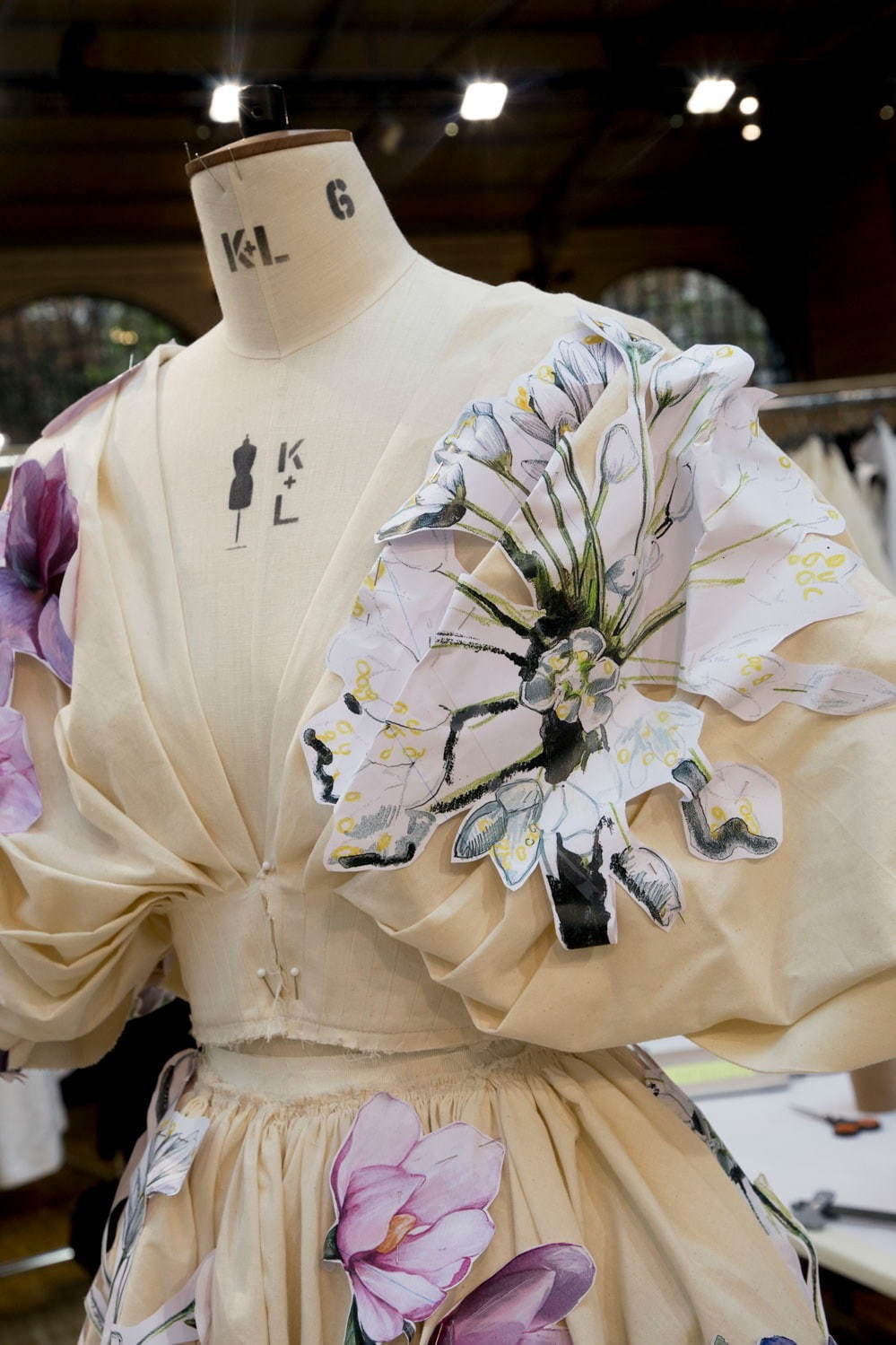 アレキサンダー・マックイーン“絵画”のようなドレスが誕生するまで、20年春夏の制作裏を公開｜写真23