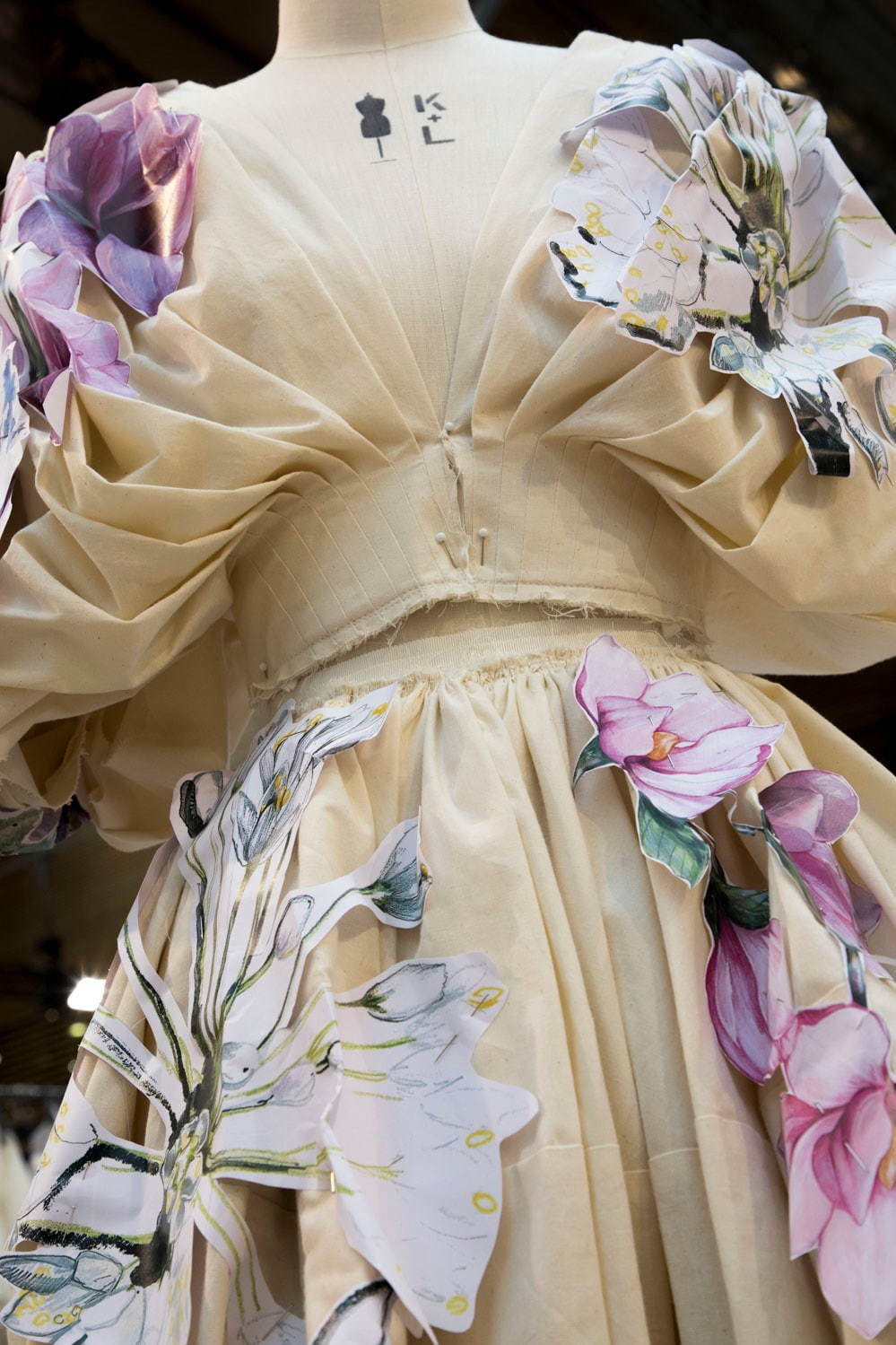 アレキサンダー・マックイーン“絵画”のようなドレスが誕生するまで、20年春夏の制作裏を公開｜写真24
