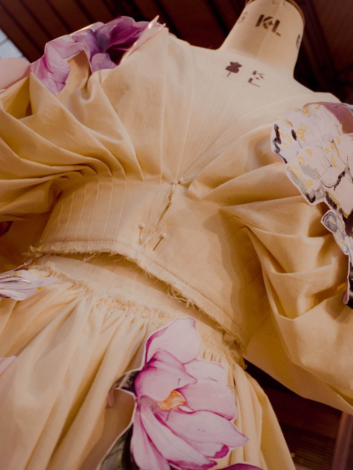 アレキサンダー・マックイーン“絵画”のようなドレスが誕生するまで、20年春夏の制作裏を公開｜写真17