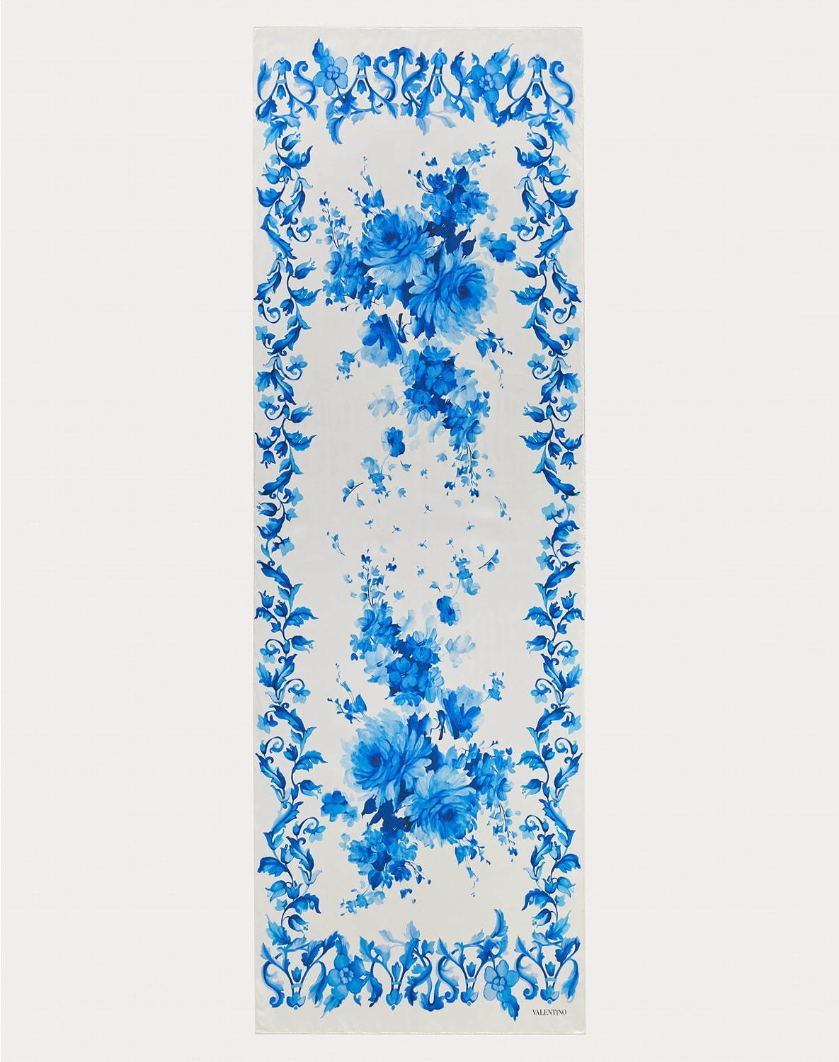 ヴァレンティノ“陶器の花柄”着想の新作、ブルーフラワーが咲き誇るドレス＆バッグ｜写真9