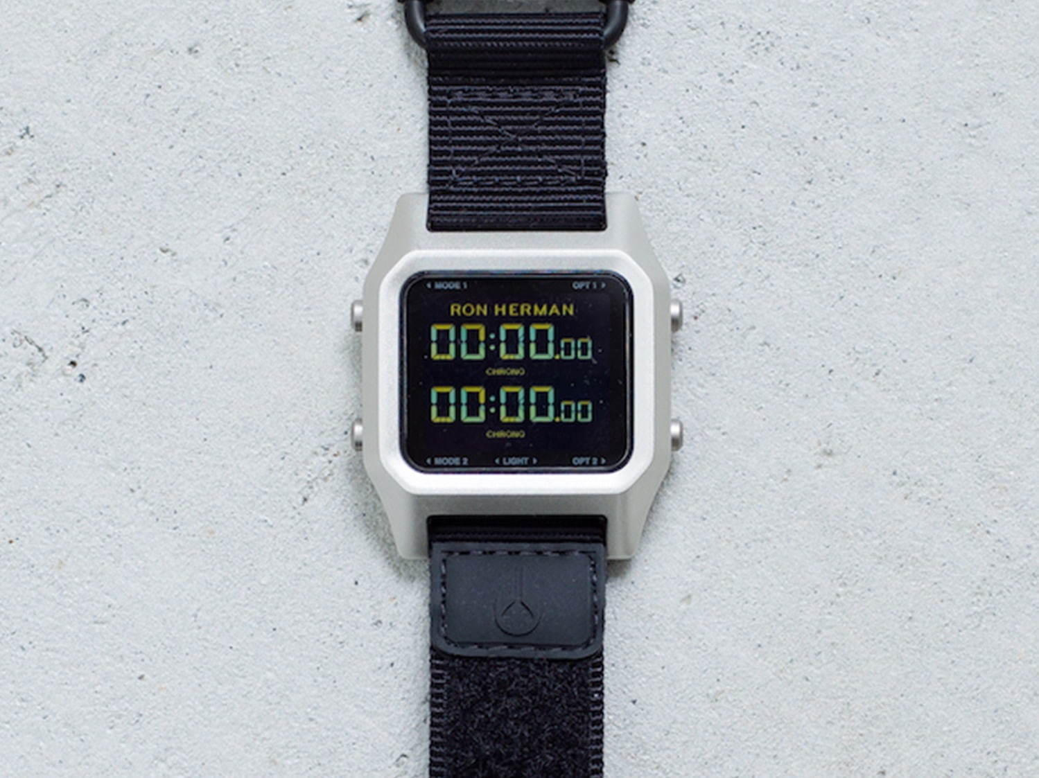 ニクソン×RHC ロンハーマンの新作腕時計、シルバーの超薄型ケース＆カスタマイズ可能な液晶画面｜写真5
