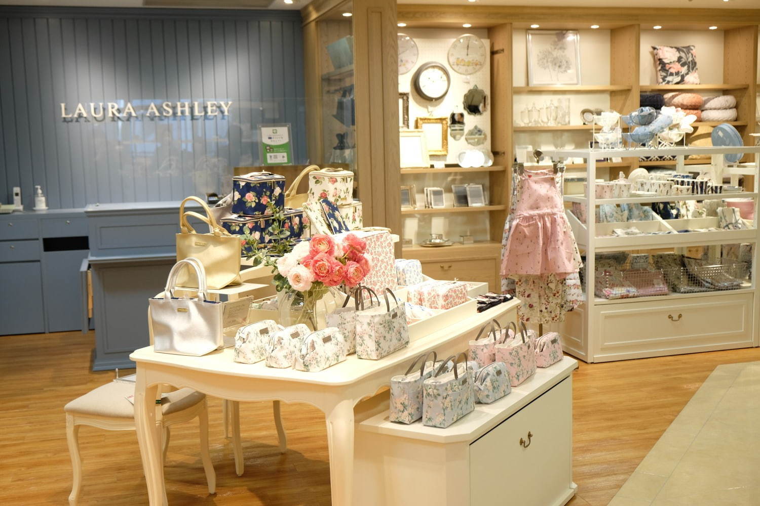 ローラ アシュレイが直営店を日本再出店、東京・札幌など7つの百貨店にオープン