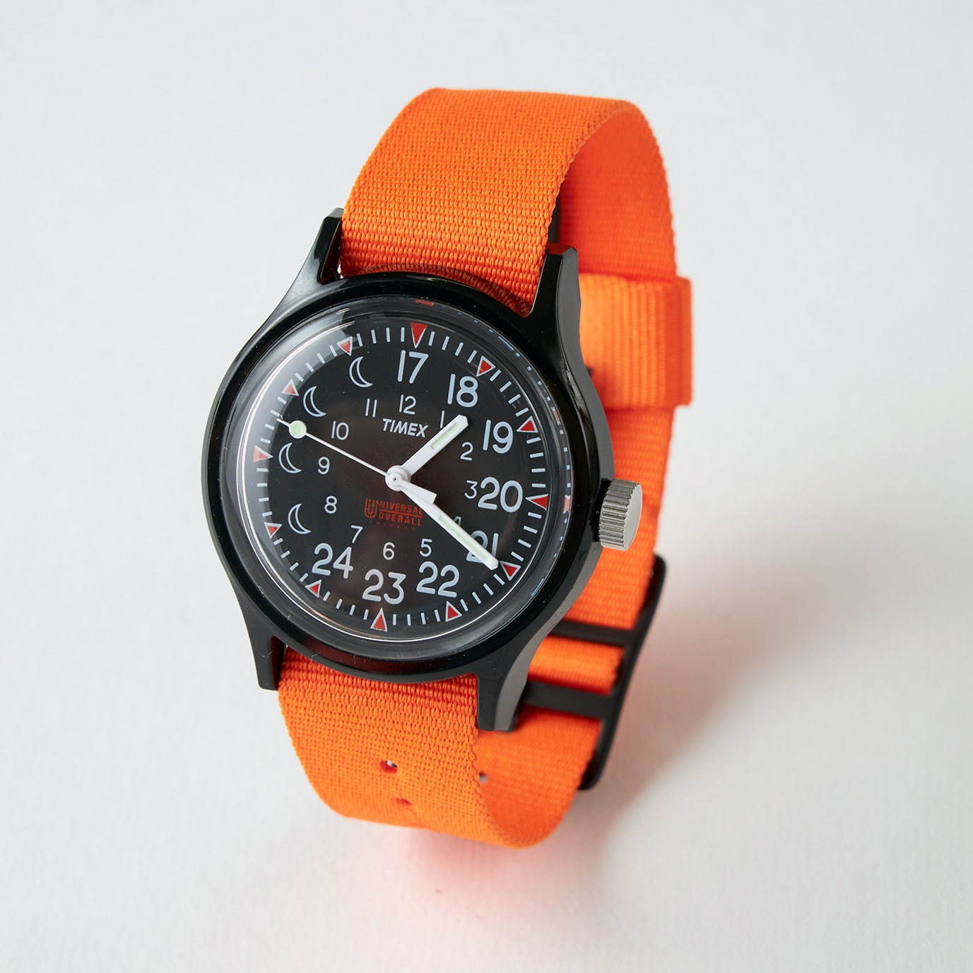 タイメックス×ユニバーサルオーバーオールの腕時計、ブラック＆オレンジの付替えベルト2種付属｜写真4