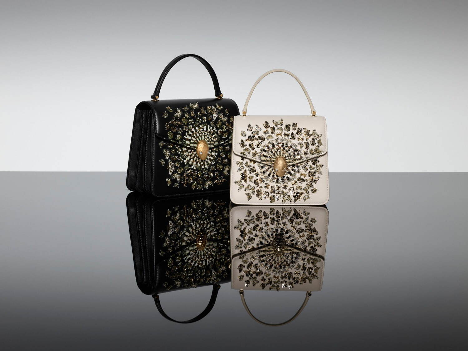 左から)「セルペンティ メタモーフォシス バッグ」1,485,000円、1,210,000円