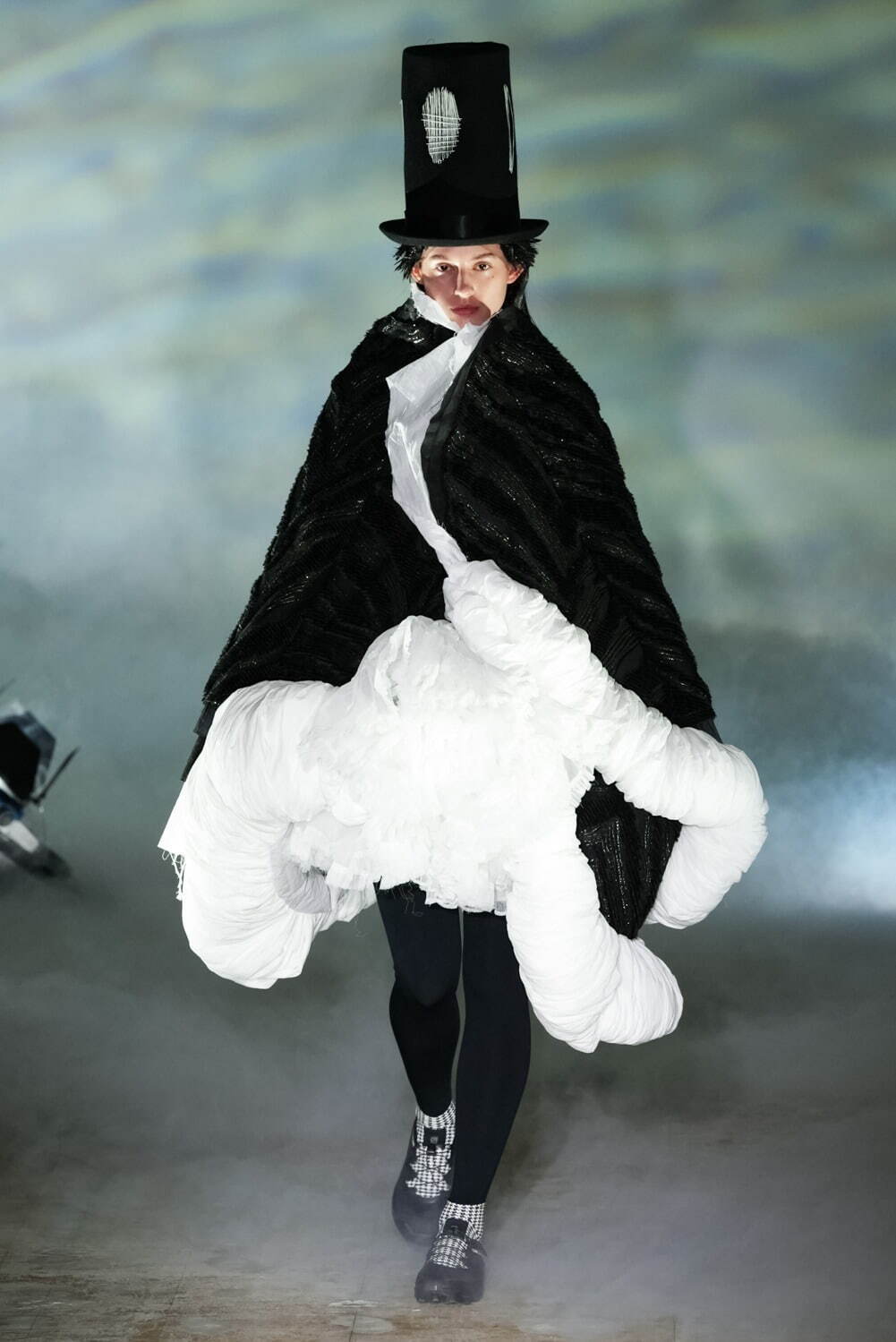 コム デ ギャルソン 21-22年秋冬コレクション -モノクロームに映る“静寂の世界”へ｜写真1