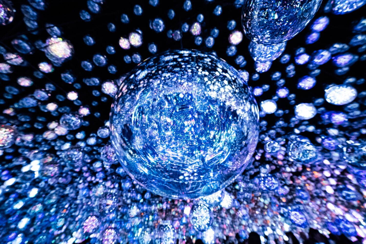 チームラボ《Bubble Universe: 実体光、光のシャボン玉、ぷるんぷるんの光、環境によって生み出される光》