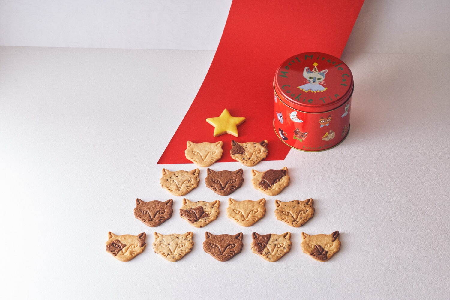 “神様のいたずら”クリスマスネコクッキー缶 2,550円