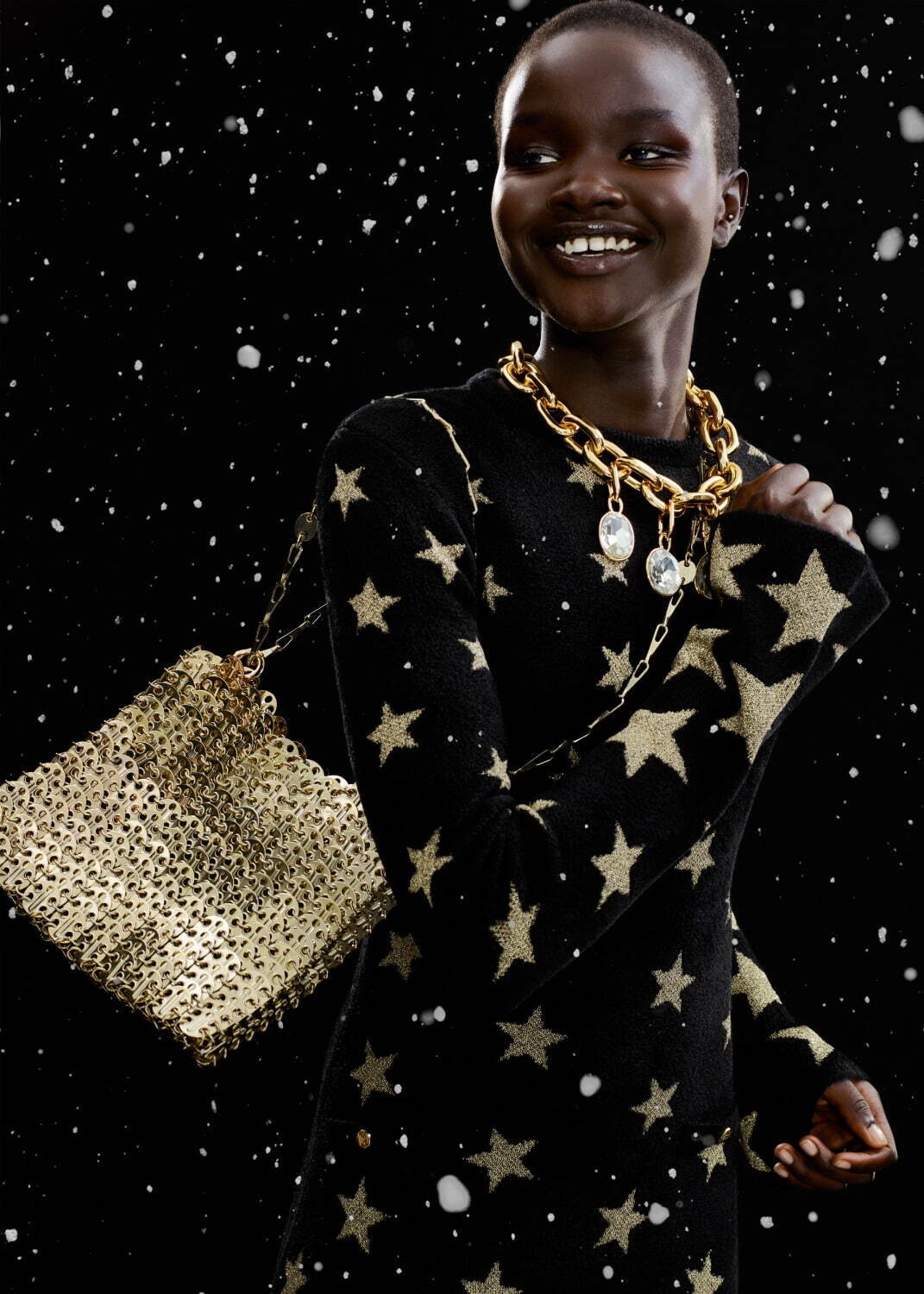 パコ ラバンヌ“デヴィッド・ボウイ”着想の星空ニットウェア、ゴールドに輝くバッグも｜写真56