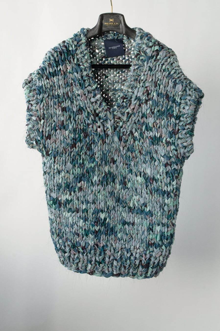 レインメーカー、日本の伝統工芸“裂き編み”技法によるVネックセーター＆ベスト｜写真3