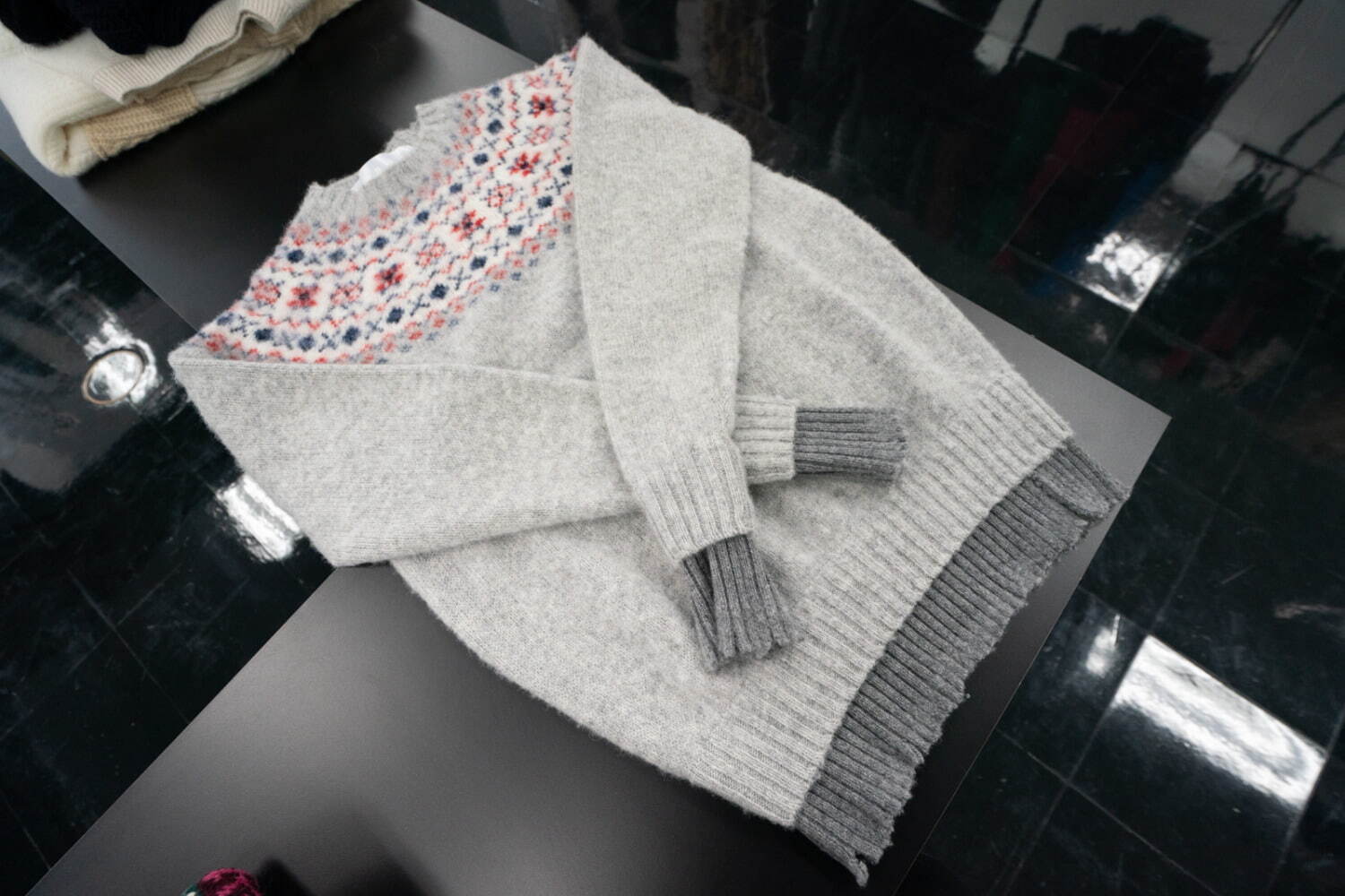 タオ×インバーアラン、“レイヤード風”デザインのフェアアイル柄セーター｜写真4