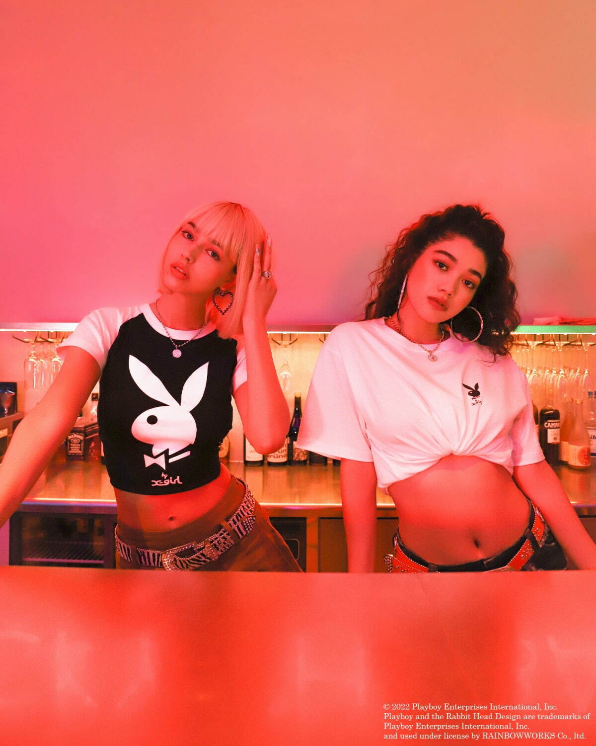 X-girl×プレイボーイ、“バニーガール”プリントのTシャツ&“ラビットヘッドロゴ”のキャミソール｜写真1