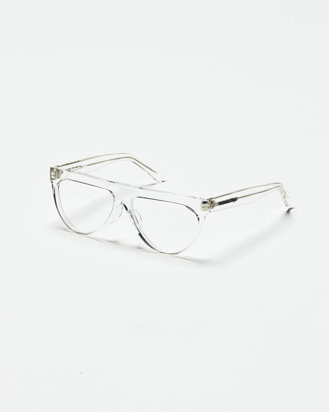 金子眼鏡×オニツカタイガーのサングラス、光沢のあるクリアフレームをオーバーサイズで｜写真3