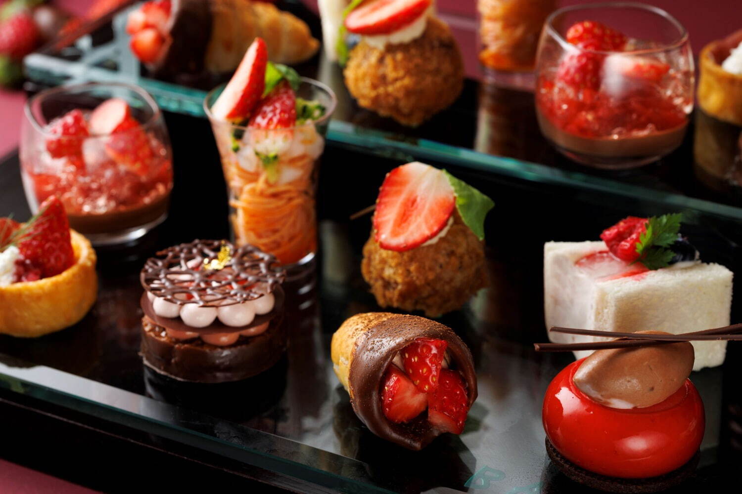 シェラトン都ホテル東京”苺×チョコ”のアフタヌーンティー、温かい苺ソースのパフェも｜写真2