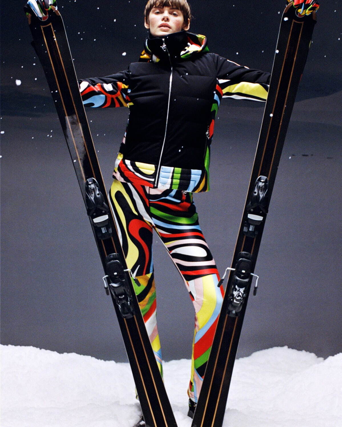 プッチ×フザルプ”カラフル柄”スキースーツ＆ジャケット、絡み合う魚のチャームをセット｜写真5