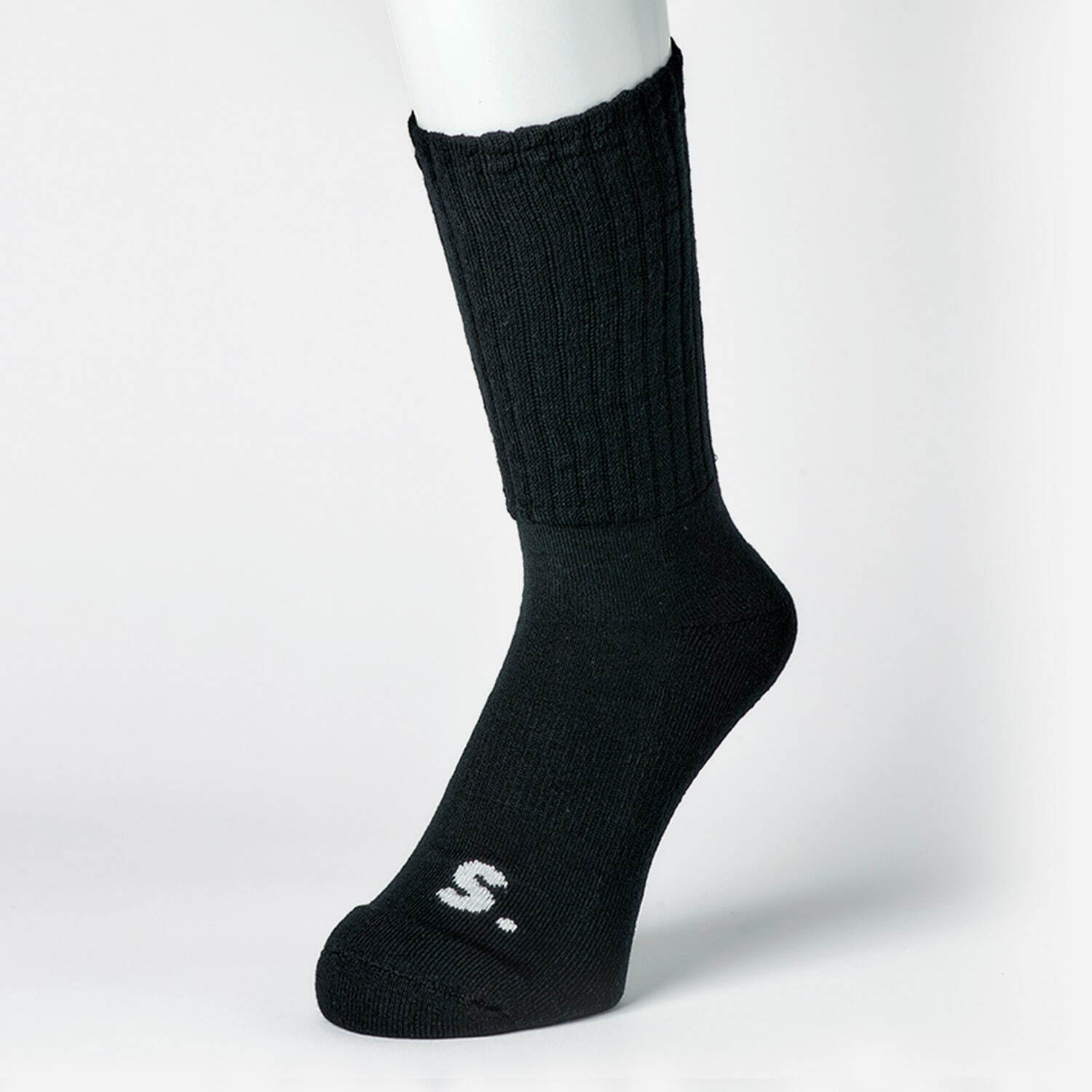 ソフネット×シックストックスのコラボ靴下、“S.”ロゴ入りブラック＆ホワイトの2色｜写真3