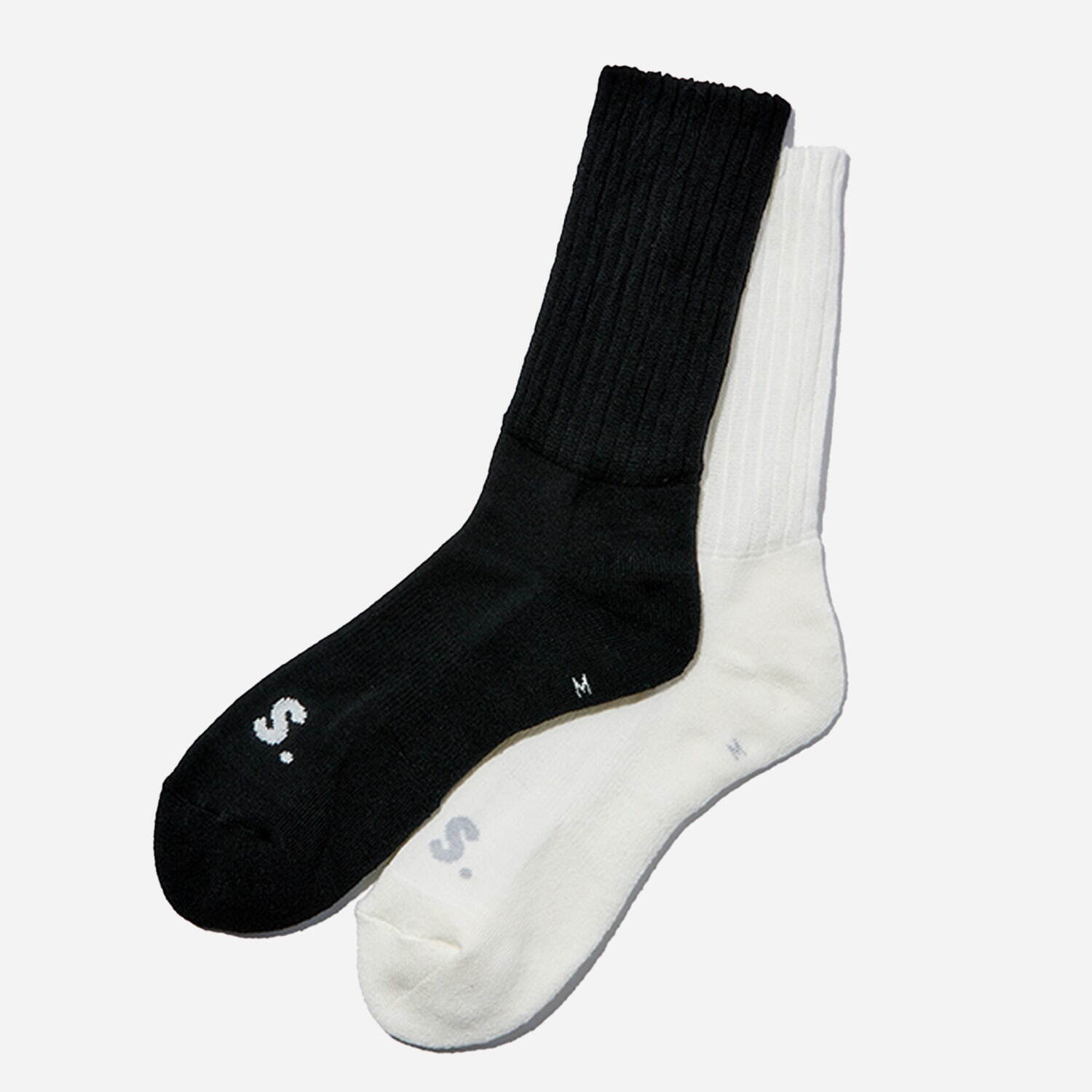 ソフネット×シックストックスのコラボ靴下、“S.”ロゴ入りブラック＆ホワイトの2色｜写真1