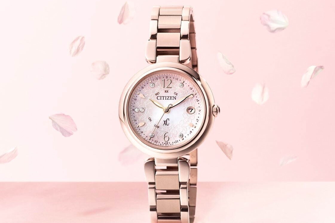 シチズン クロスシー“桜モチーフ”の限定腕時計、花びらのインデックス