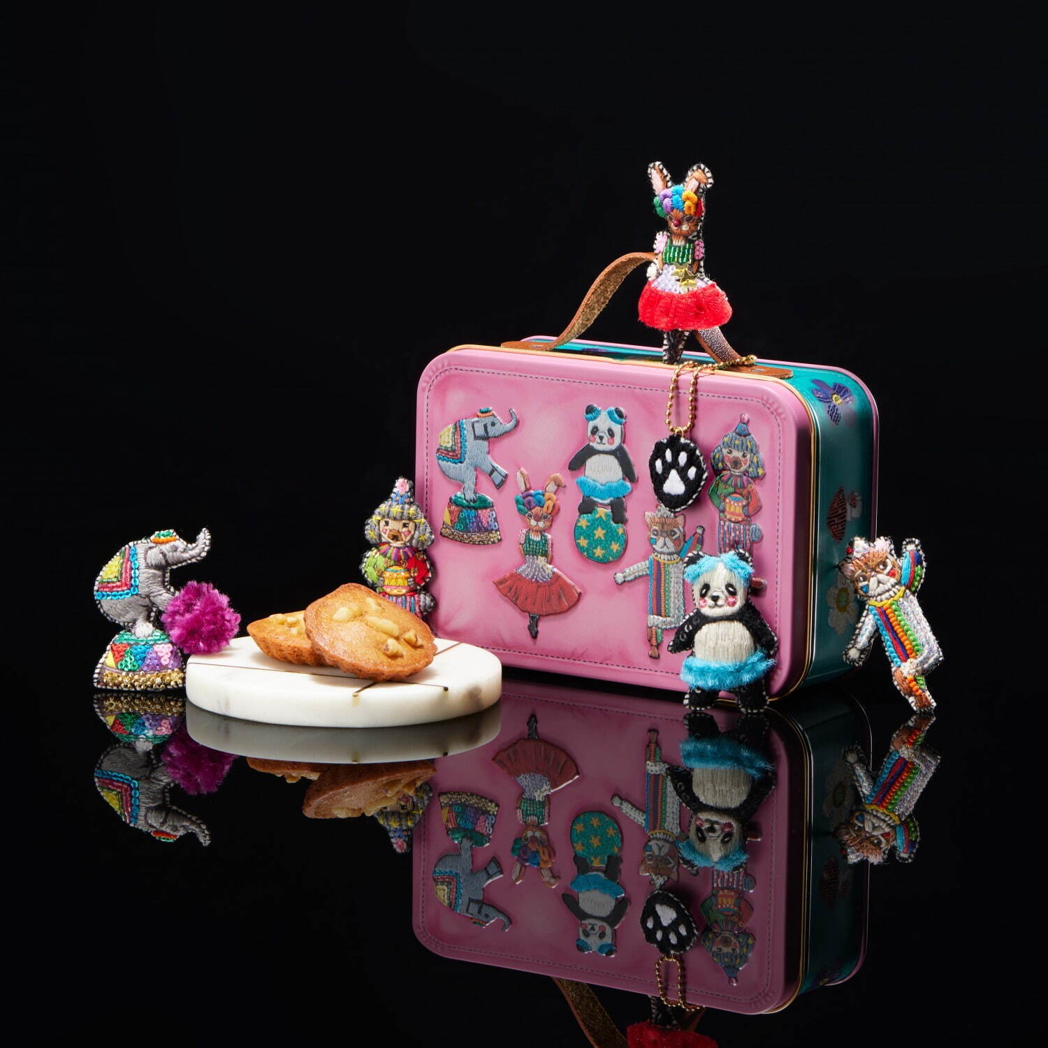 刺繍バッグ缶」“パンダの肉球チャーム付き”キャラメルケーキ、銀座三越