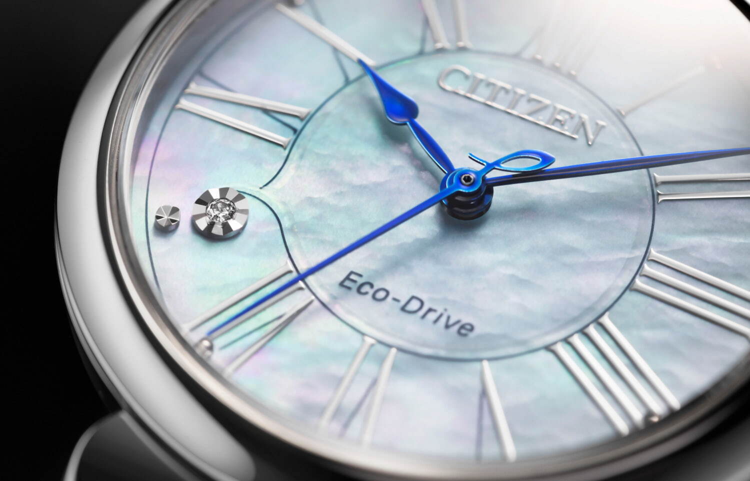シチズン エル」“スズラン”をイメージした新作腕時計、⽩蝶⾙の⽂字版
