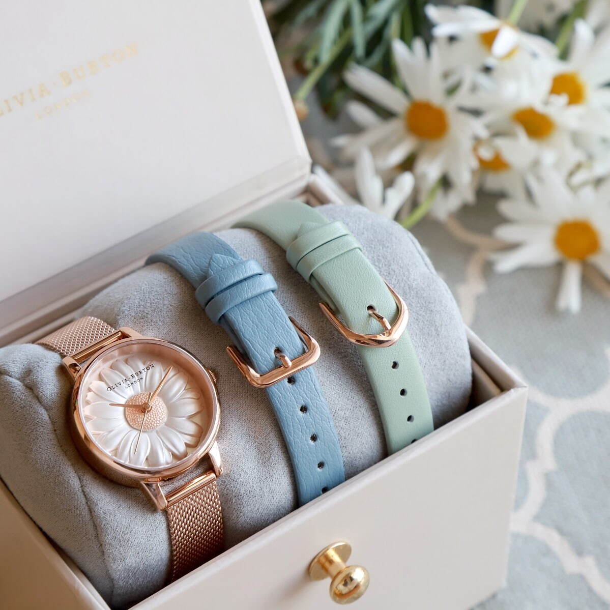 オリビア・バートン“立体デイジー”の腕時計＆付け替えベルト