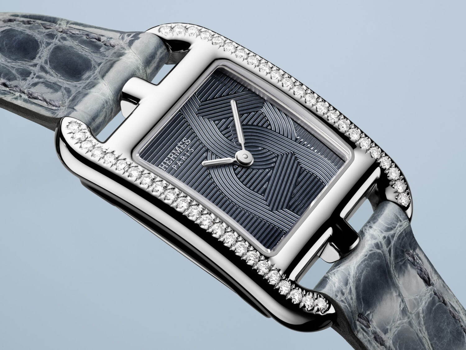 エルメスの腕時計「ケープコッド」ストライプ柄の文字盤にシェーヌ