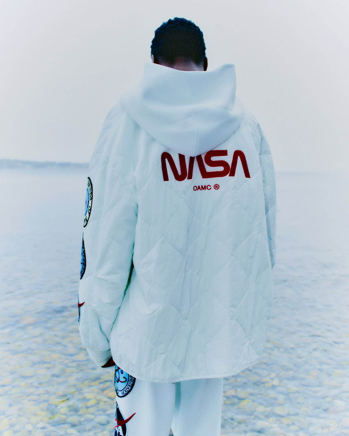 OAMC×NASAのコラボウェア、Wロゴ刺繍入りボンバージャケットや“月”のグラフィックTシャツ｜写真5