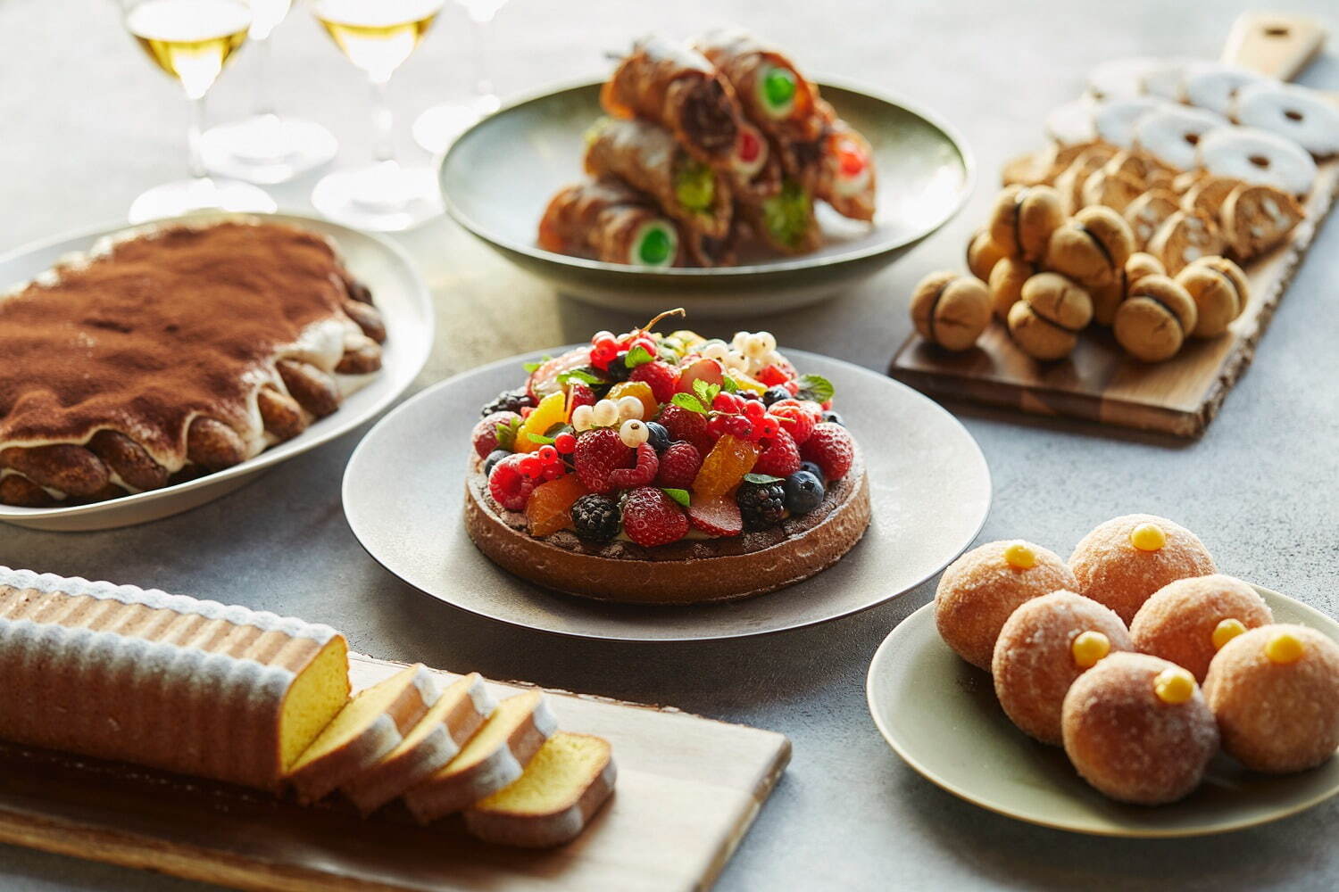 イタリア菓子のビュッフェがアマン東京で、ティラミスやカンノーリなど伝統菓子約20種類｜写真2