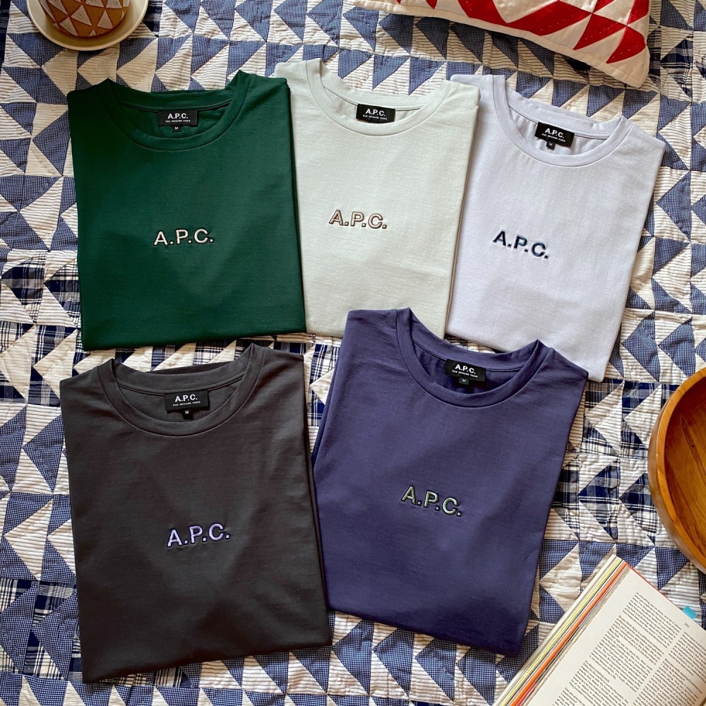 A.P.C.定番ロゴTシャツ、ペールブルーやチャコールグレーなど