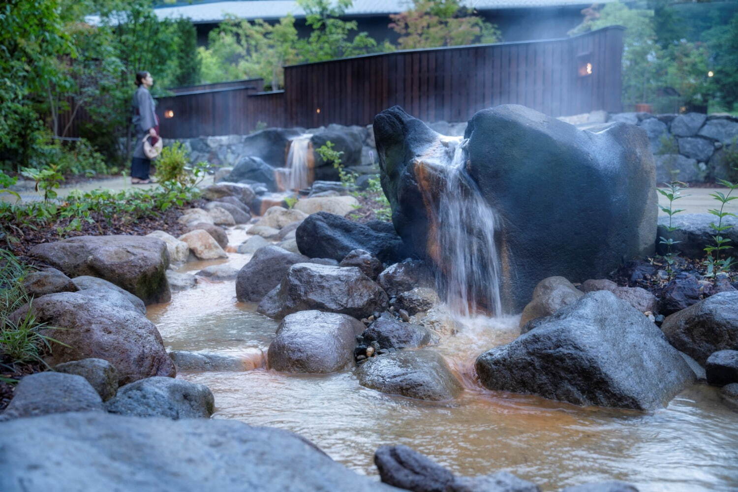 星野リゾートの温泉旅館「界 奥飛騨」開業、露天風呂付き客室＆湯けむり楽しむテラスや中庭｜写真3