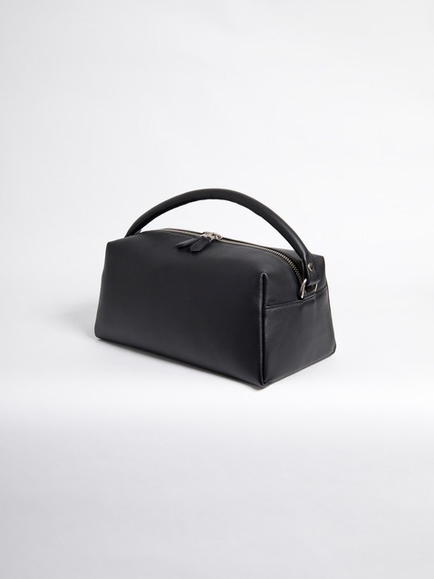 ショップ コム デ ギャルソンの新作バッグ、ワンハンドルのボックス型