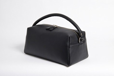 ショップ コム デ ギャルソンの新作バッグ、ワンハンドルのボックス型