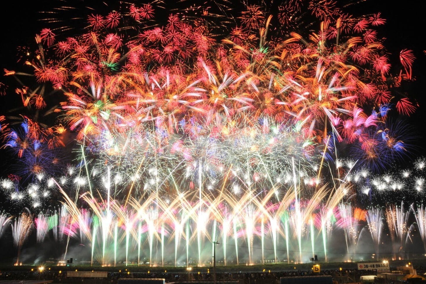日本最高峰”の花火大会「大曲の花火」秋田県大仙市で、夏は全国唯一の