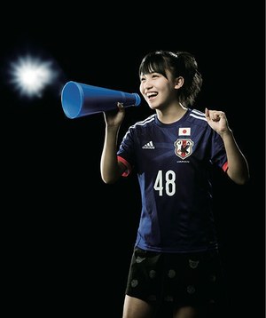サッカー日本代表 Akb48コラボユニフォームの新cmに大島優子ら出演 ファッションプレス
