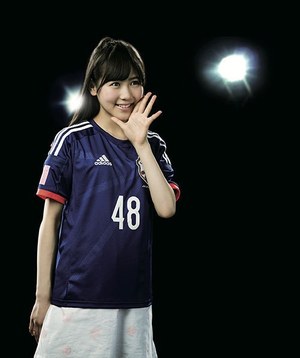 サッカー日本代表×AKB48コラボユニフォームの新CMに大島優子ら出演 - ファッションプレス