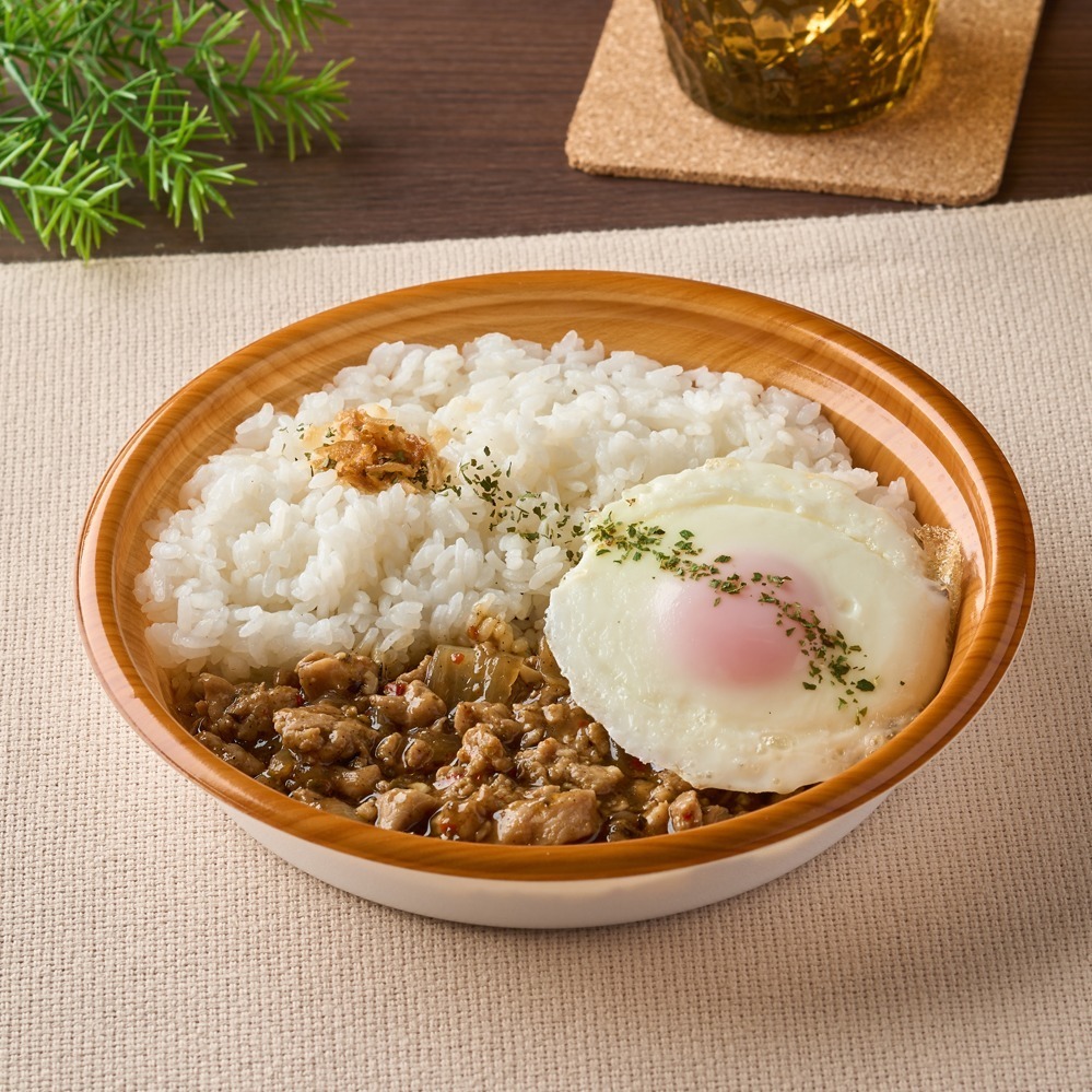 マンゴツリーカフェ監修！ファミマ限定のタイ料理、「ガパオライス」「玉子カレー炒め」がおにぎりに｜写真2