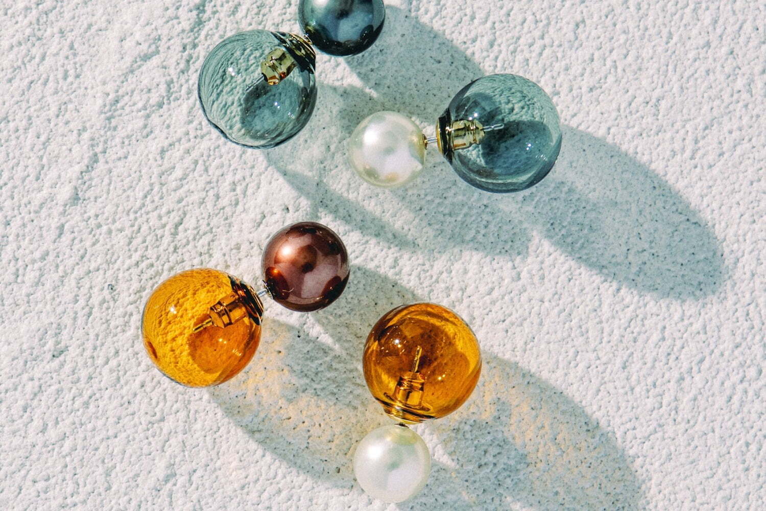 ガラスメーカー「ハリオ」の“球体”ピアスキャッチ、真珠ジュエリー 