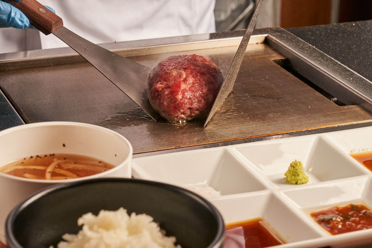 生ハンバーグ専門店「極味や」名古屋パルコに、肉の旨味たっぷり“極上ハンバーグ”を鉄板で｜写真3