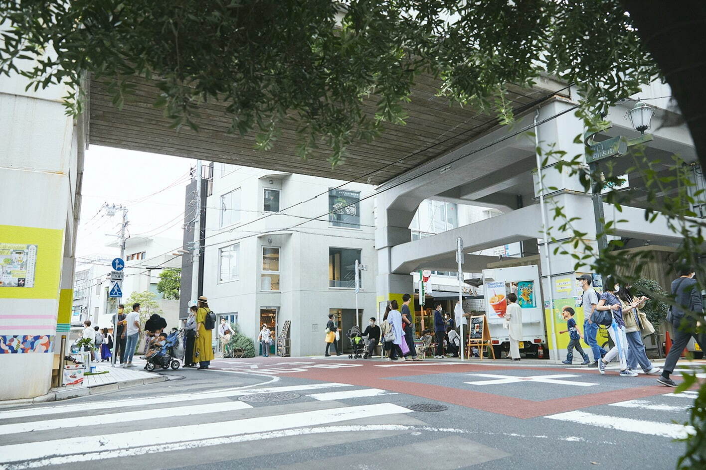 学芸大学駅高架下がリニューアル - 飲食店やテイクアウト店が開業、公園のようなテラススペースも｜写真1