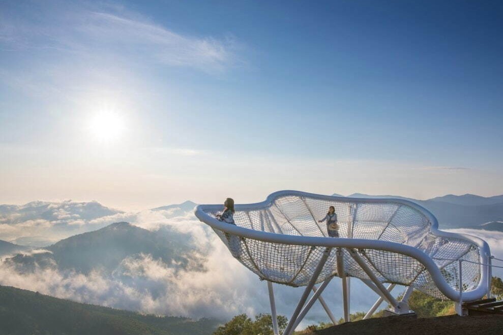 北海道・星野リゾート トマム「雲海テラス」、眼下に絶景を望む“ハンモック風”展望スポットなど - ファッションプレス