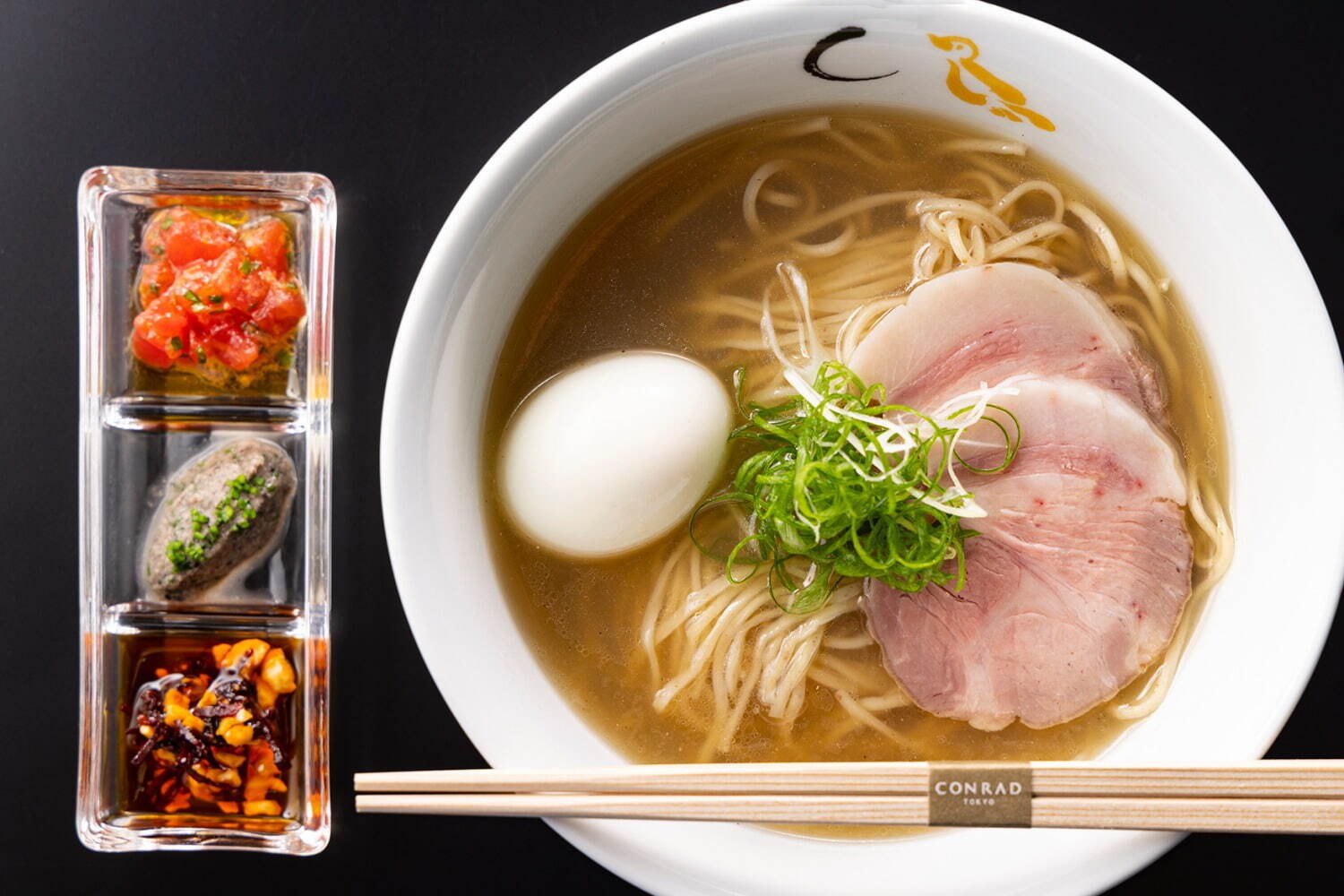 コンラッド東京×ミシュラン1つ星ラーメン店、“和風出汁スープ＆自家製チャーシュー”の「塩そば」｜写真2