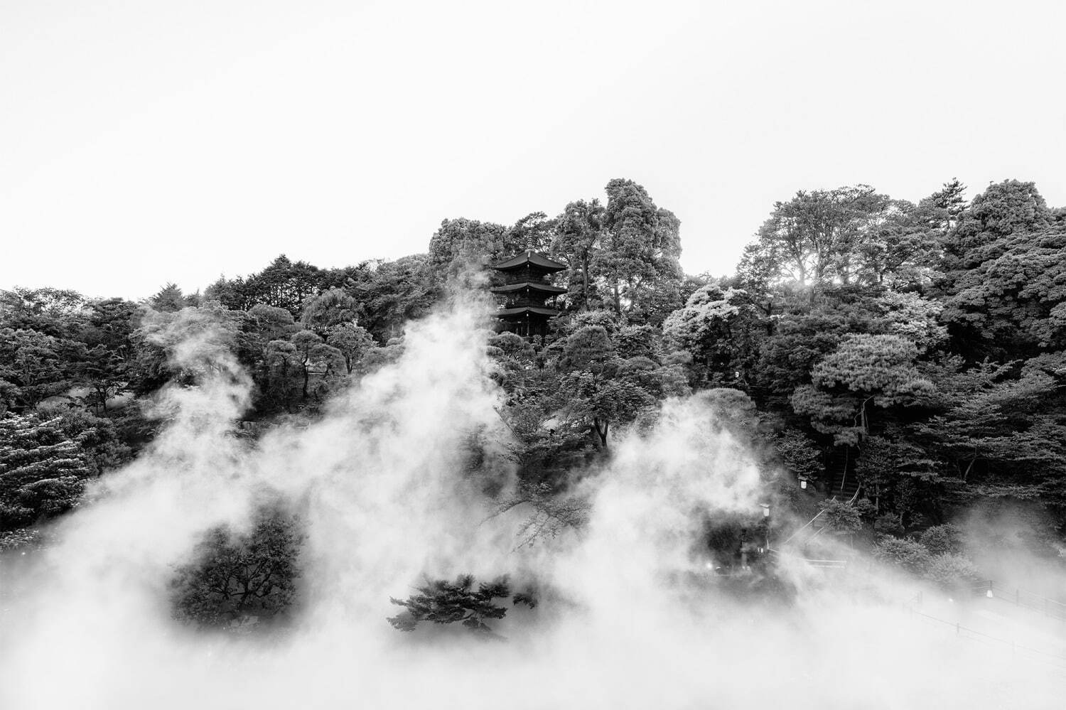 ホテル椿山荘東京「超雲海」庭園内に雲海が出現、“ミスト量2倍”でまるで水墨画のような絶景に｜写真1