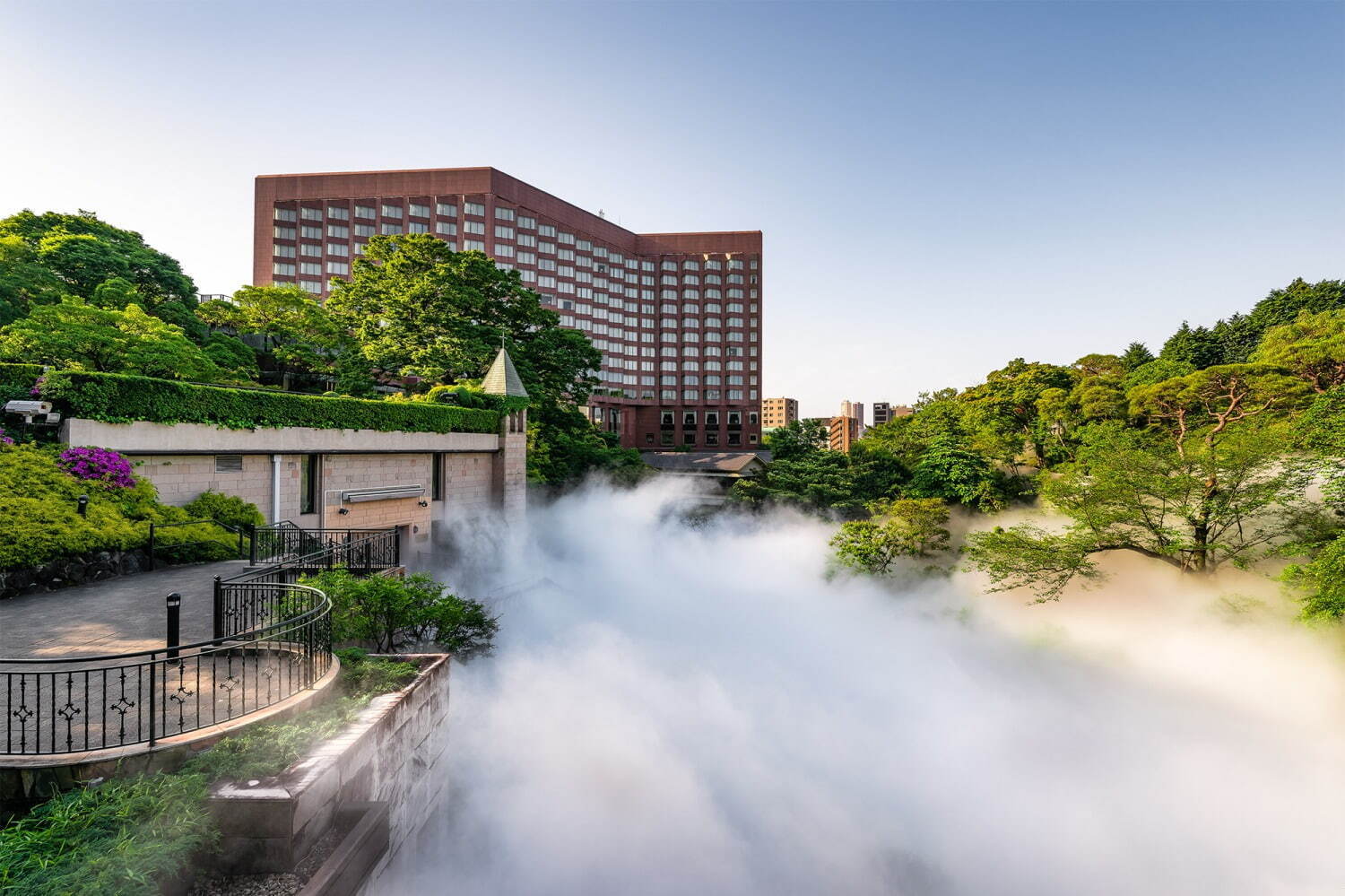 ホテル椿山荘東京「超雲海」庭園内に雲海が出現、“ミスト量2倍”でまるで水墨画のような絶景に｜写真3