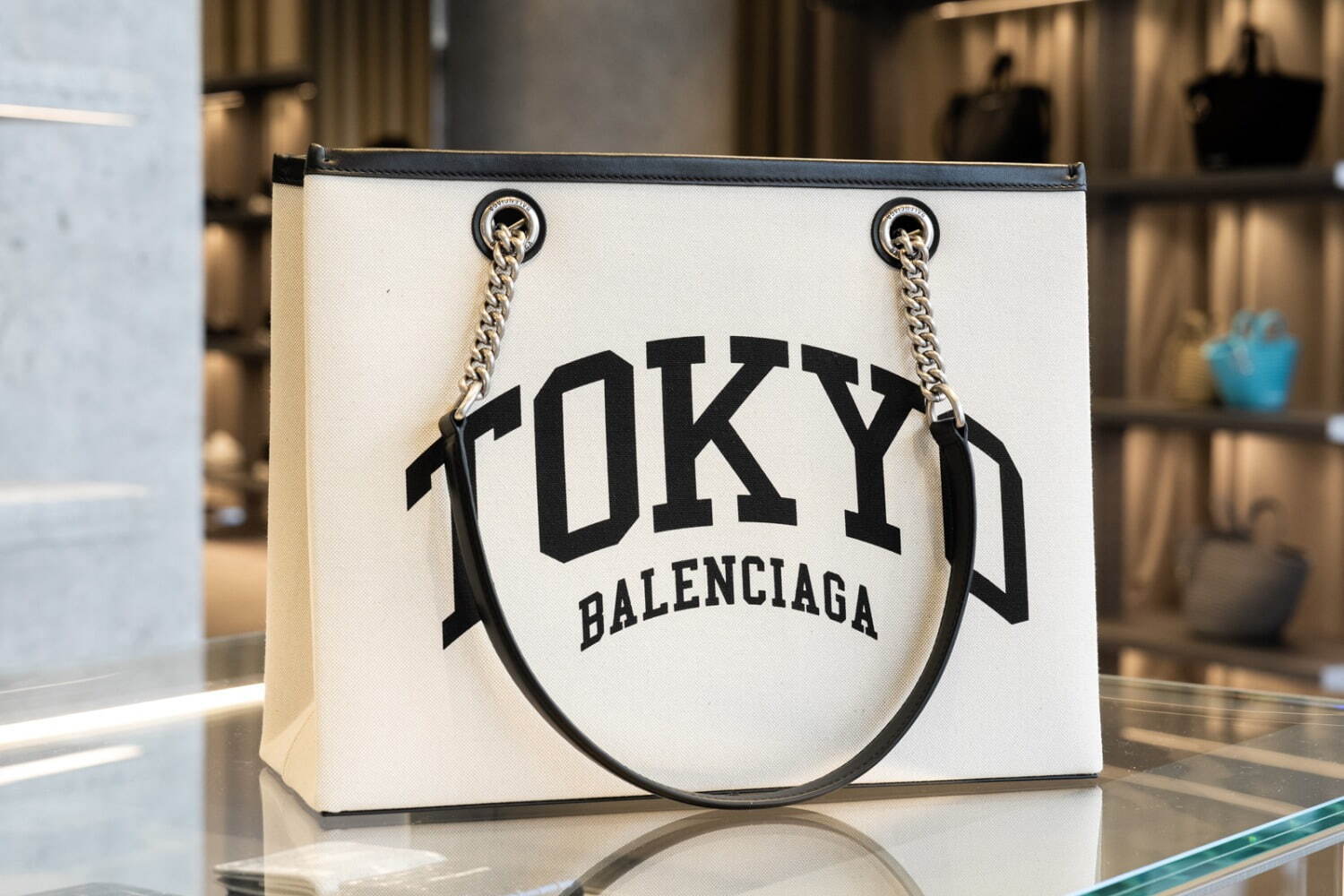 バレンシアガの期間限定ストアが東急プラザ銀座に、“TOKYO”ロゴ入り