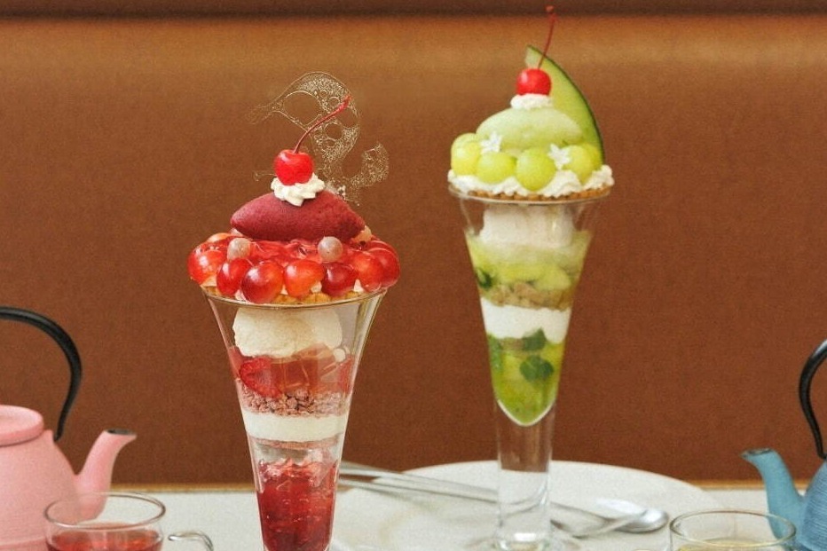 左から)「Parfait de cerises～魅惑のチェリーパフェ～」2,500円、ドリンク付き 3,050円、テイクアウト 1,400円
「Parfait de luxe au melon～贅沢メロンパフェ～」2,500円、ドリンク付き 3,050円、テイクアウト 1,400円