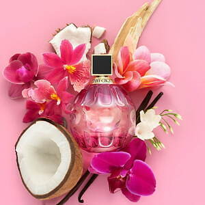 ジミー チュウ23年秋フレグランス「ローズ パッション」“エキゾチックな花々”中心の濃密な香り - ファッションプレス