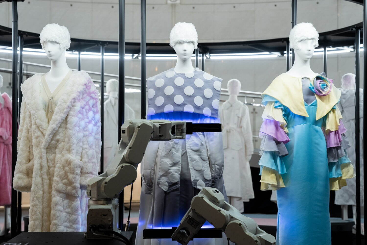 アンリアレイジ20周年記念展覧会「A＝Z」が東京・表参道で、20～23年コレクションの洋服を展示 - ファッションプレス