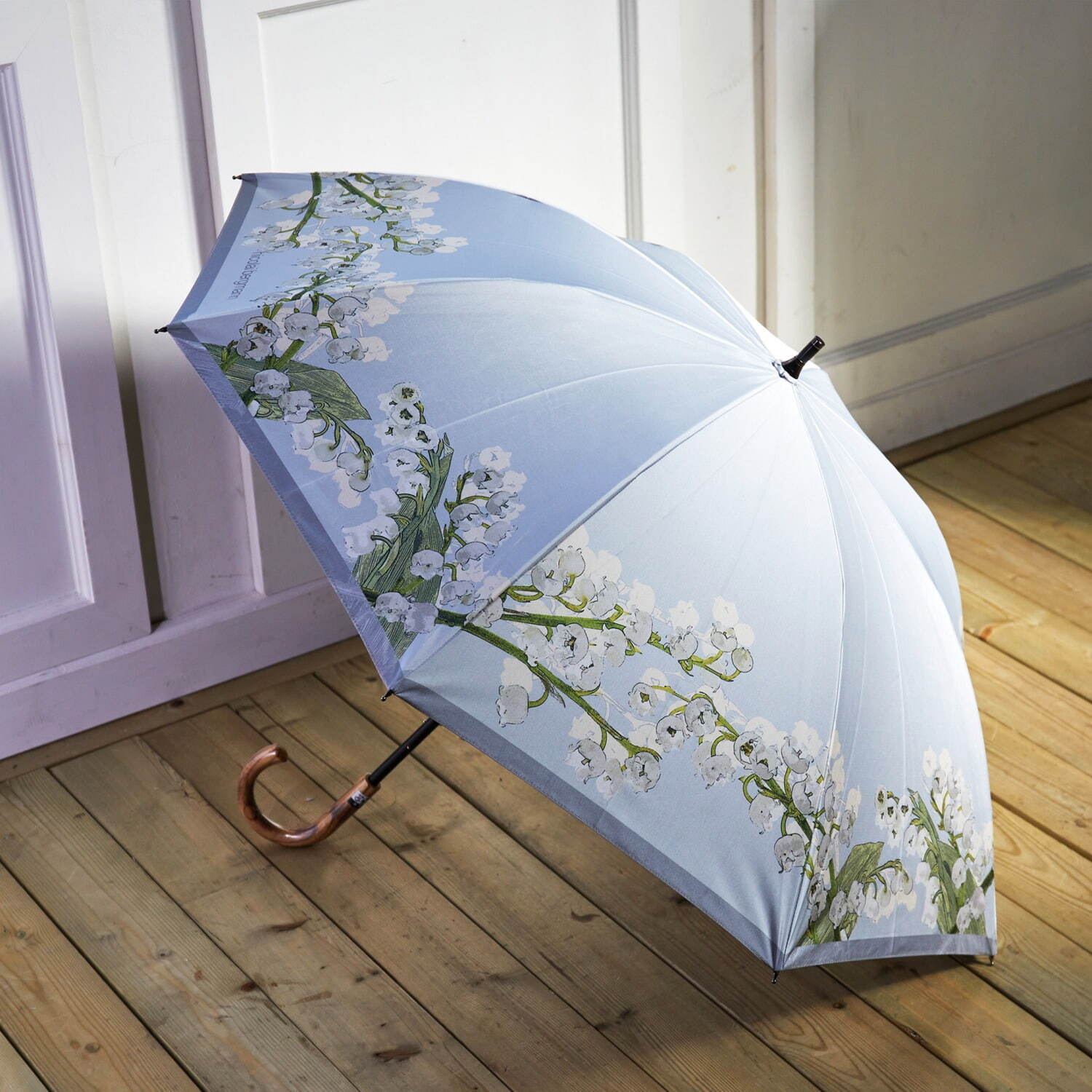ニコライ バーグマンの“すずらん”や“蘭の花”が晴雨兼用傘に、涼しげペールブルー＆若草色など｜写真1