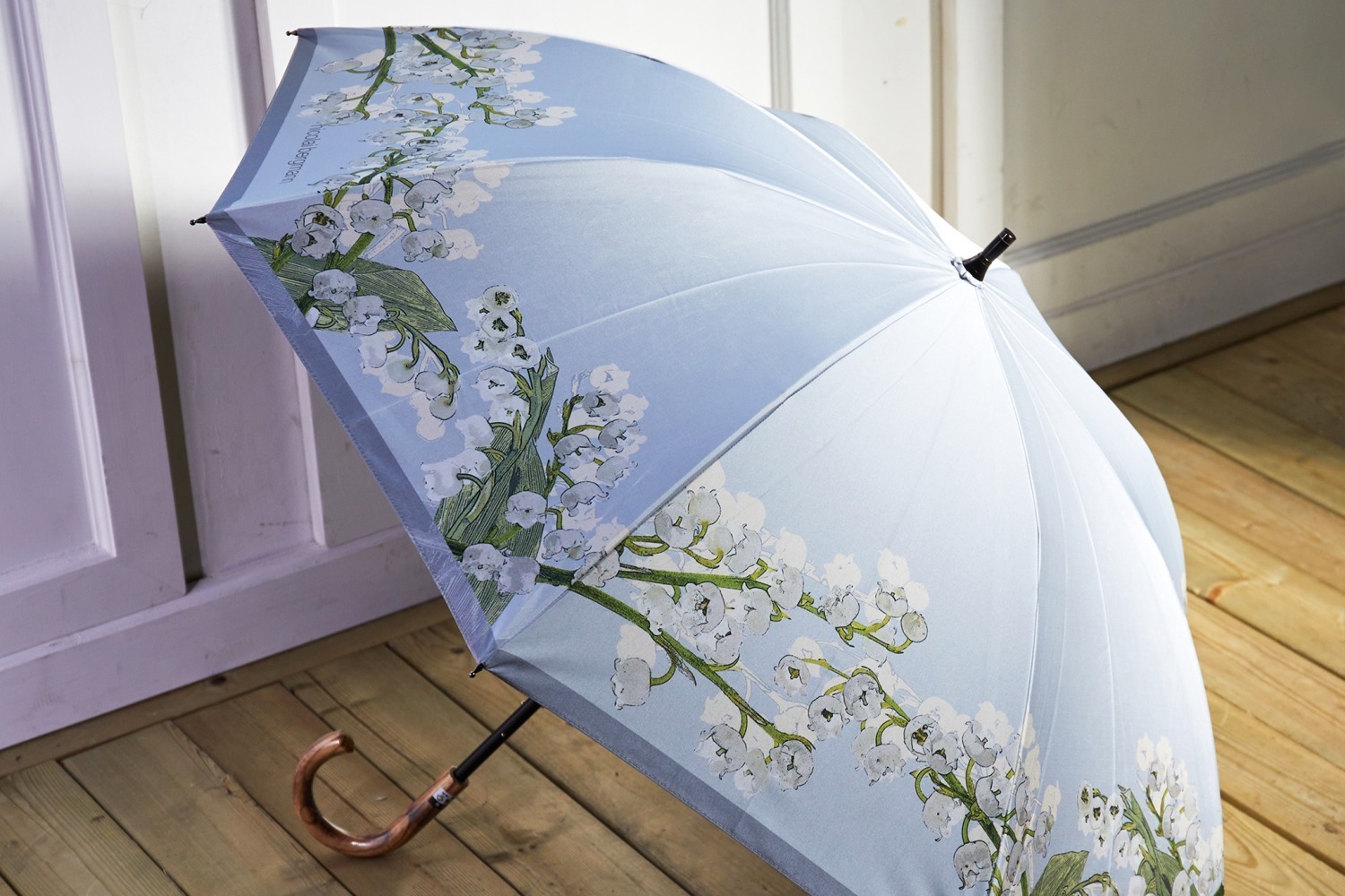 ニコライ バーグマンの“すずらん”や“蘭の花”が晴雨兼用傘に、涼しげ ...
